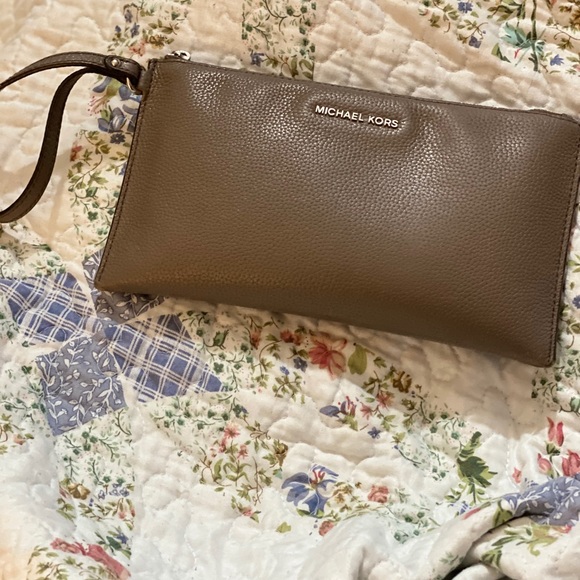 Michael Kors Leather Wristlet! Gray - Picture 2 of 8